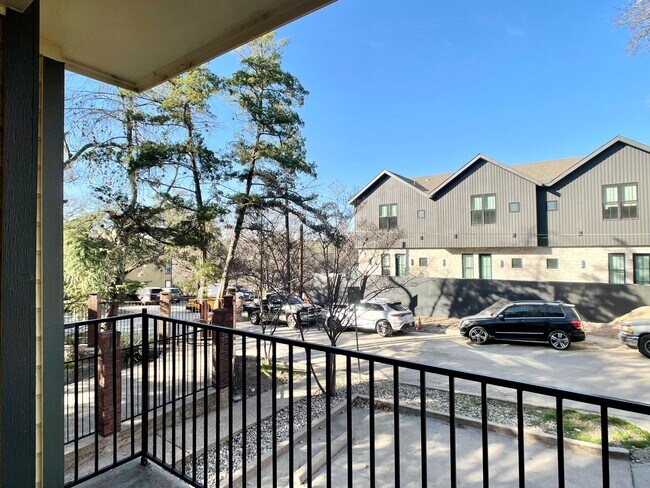 Building Photo - Central/UT 2/2 Apartments PRELEASE 8/15/2025