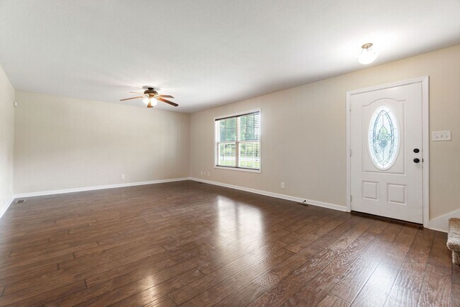 Building Photo - Large home in Hazelwood Area