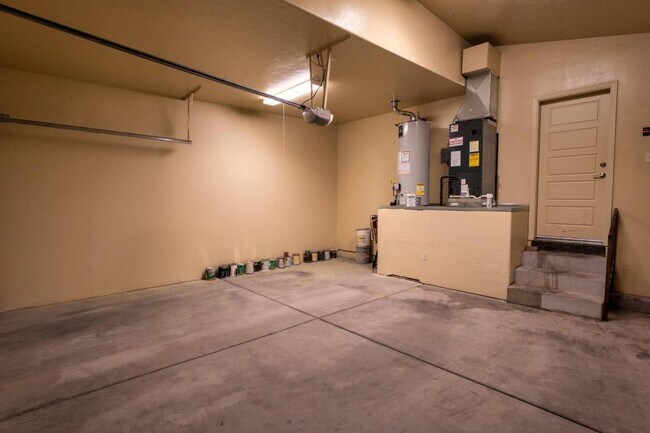 Building Photo - 2010 E 1st St