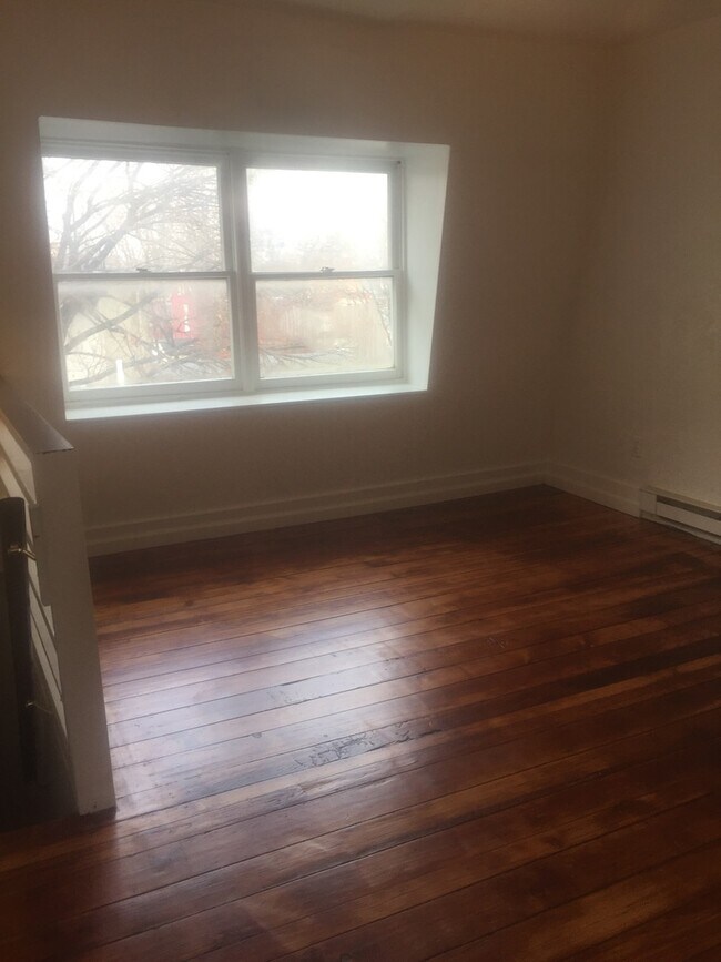 Building Photo - 3 Bedroom House in Downtown York