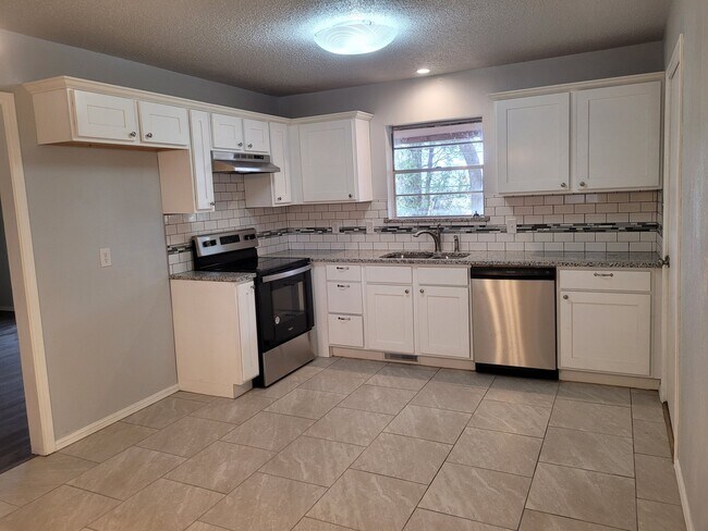 Building Photo - 400 Rosewood Dr