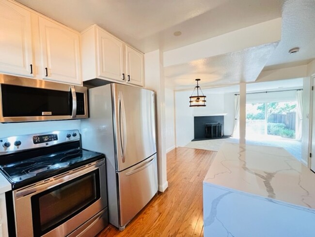 Building Photo - Move-in Ready 2BD/2.5BA Townhome in Westsi...