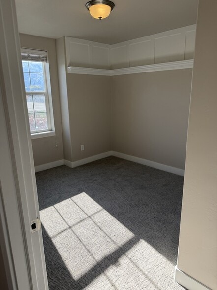 Building Photo - 1567 N 400 W