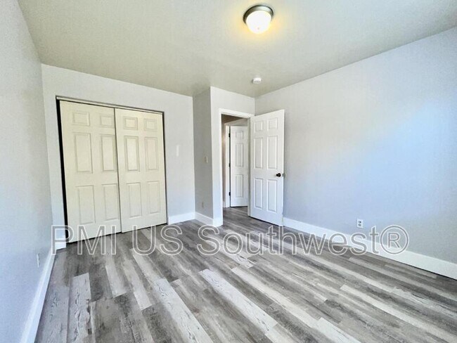 Building Photo - 8132 E Lakeshore Dr