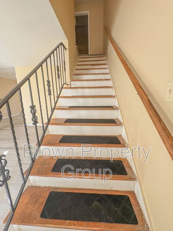 Building Photo - 2310 Barrington Cir