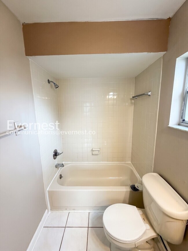 Building Photo - 3 Bed/2 Bath Home with Garage / Pet-Friendly / Vouchers Accepted / Available Now!