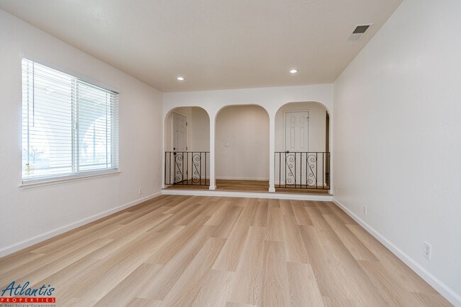 Building Photo - Beautiful & Spacious Home | LVP Flooring |...