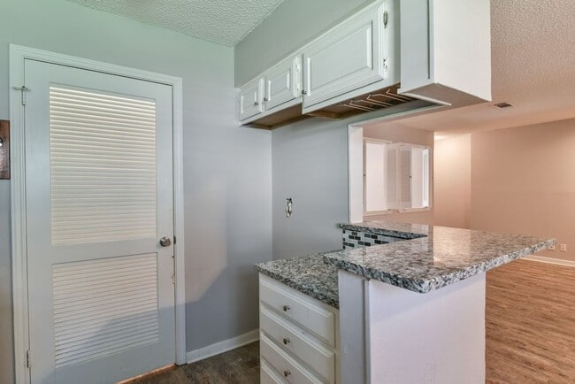 Building Photo - Affordable 2 bedroom in North Arlington
