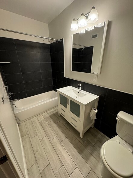 Building Photo - 4049 Spruce St