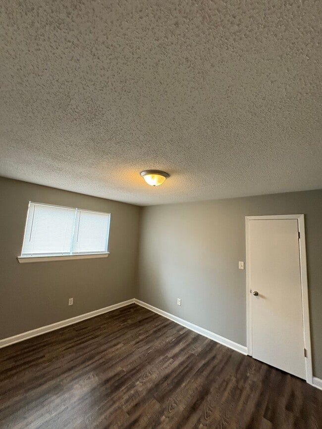 Building Photo - This 2BR/1BA includes a nice-sized living area, an ample kitchen, a fenced-in