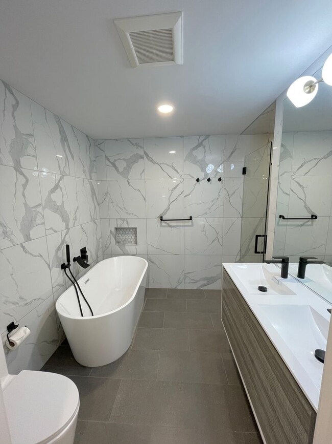 Building Photo - 3Bd/2.5Ba Mercer Island House