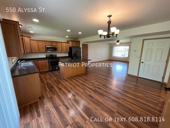 Building Photo - BEAUTIFUL & SPACIOUS 4 BEDROOM/2.5 BATH DU...