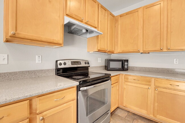 Building Photo - $2,295.00, 2 bedroom plus office, 2 bathro...