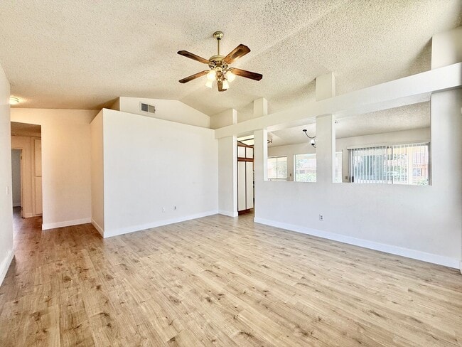 Building Photo - AVAILABLE NOW! 3 Bedroom 2 Bathroom Home in Golden Sun Estates!