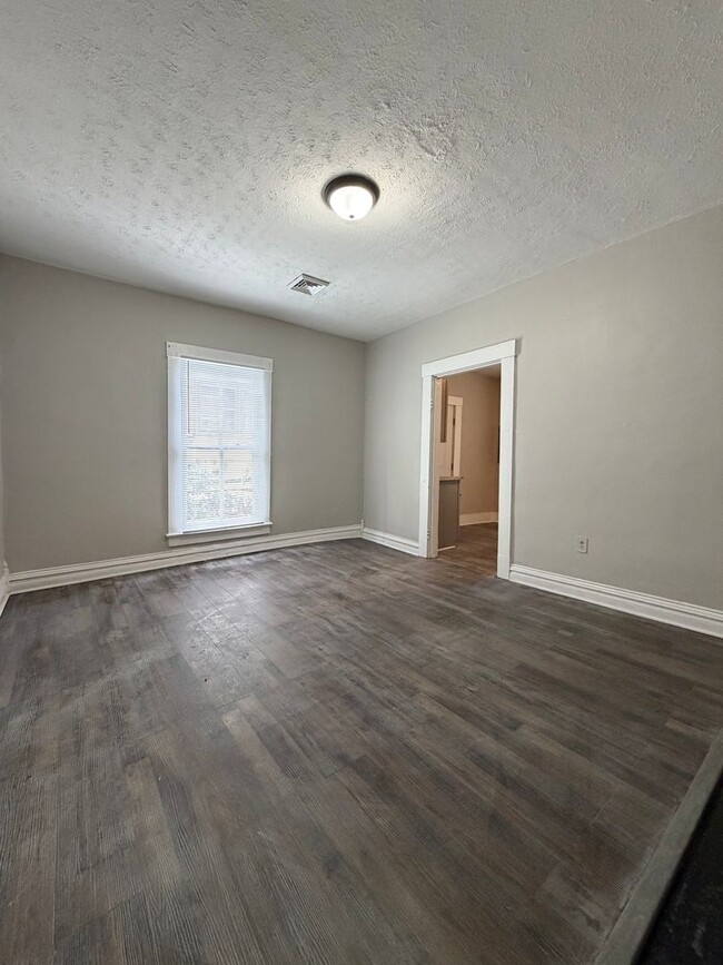 Building Photo - 1 bedroom ready for move in!