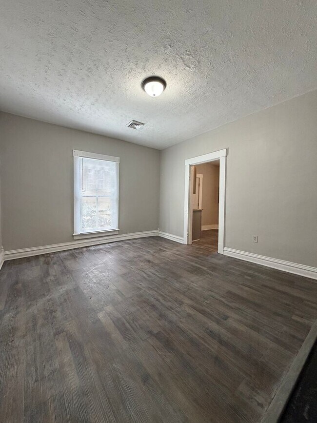 Building Photo - FOH215-217