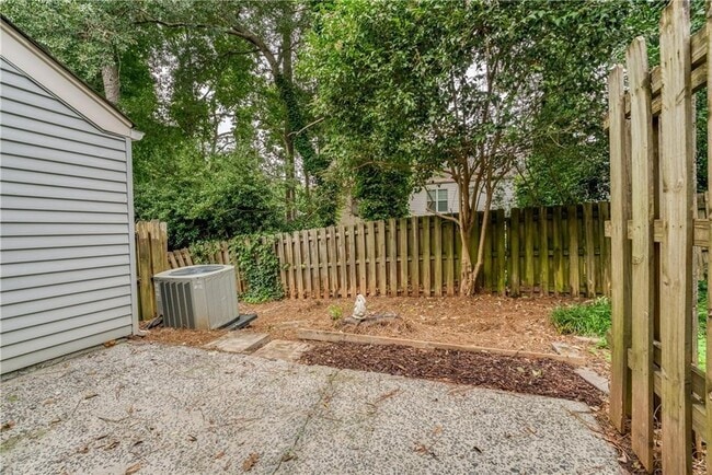 Building Photo - 206 Wedgewood Way