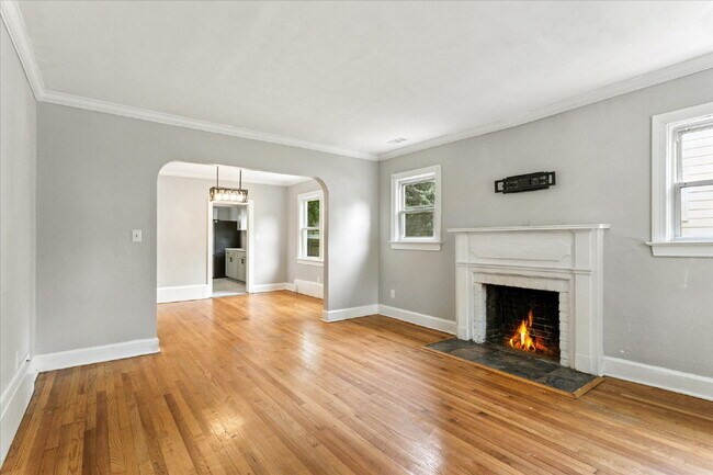 Building Photo - "Charming 3-Bedroom Retreat with 2 Full Baths in Hampton – Spacious 1494 Sq Ft Gem!"
