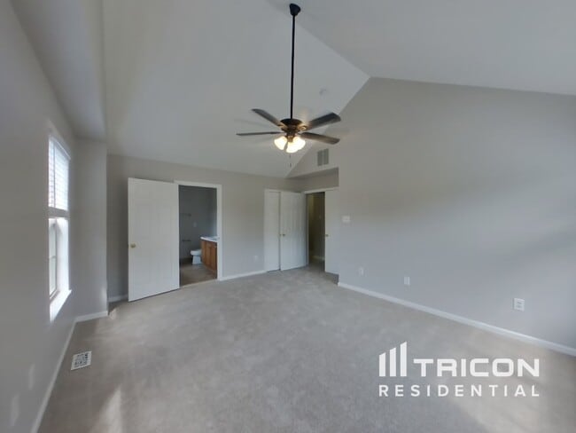 Building Photo - 2108 Royal Ct