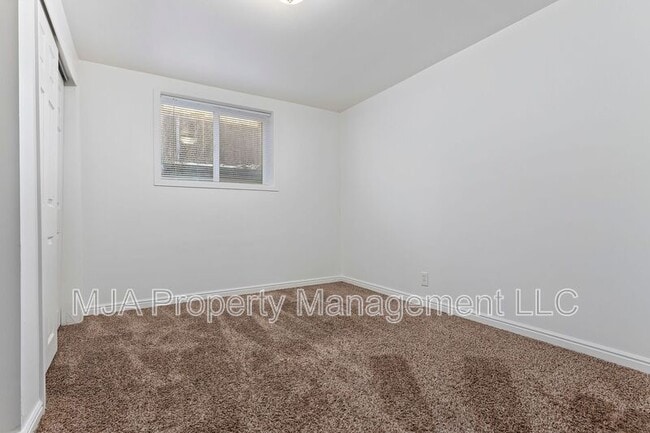 Building Photo - 443 Dorothea Way