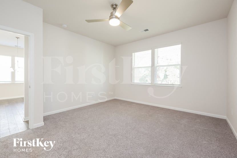 Building Photo - 534 Hillpark Ln