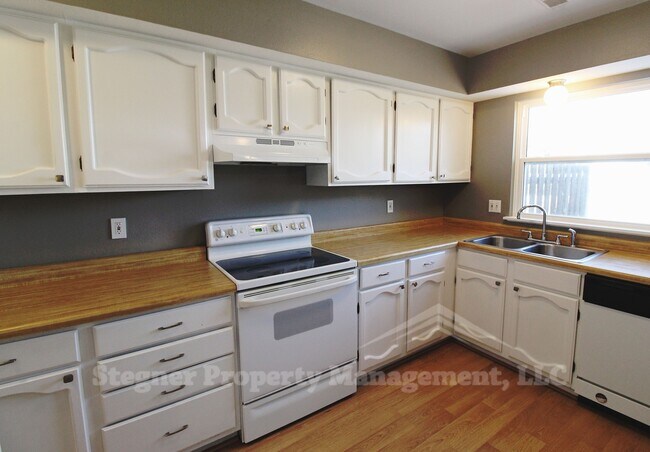 Building Photo - Fantastic Townhome