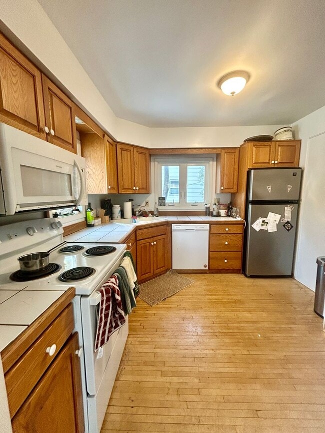 Building Photo - Available June 2025 - 5 Bed, 1 Bath home near campus!