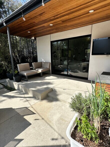 Building Photo - 870 Rose Ave