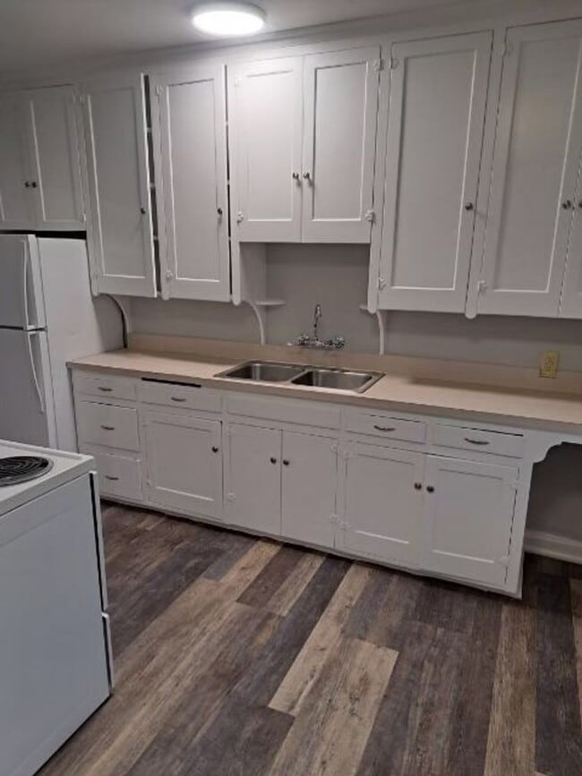 Building Photo - 1 Bedroom, 1 Bathroom Apartment - Located ...
