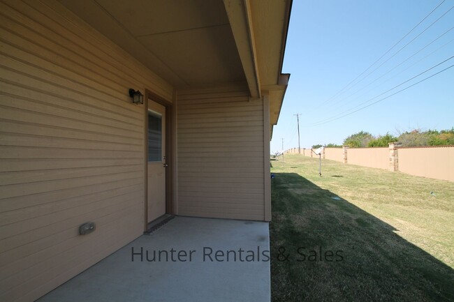 Building Photo - Spacious Two-Bedroom!