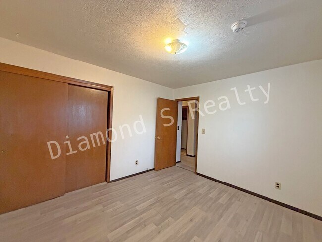 Building Photo - Cute 2 bedroom Duplex Unit Available Now!
