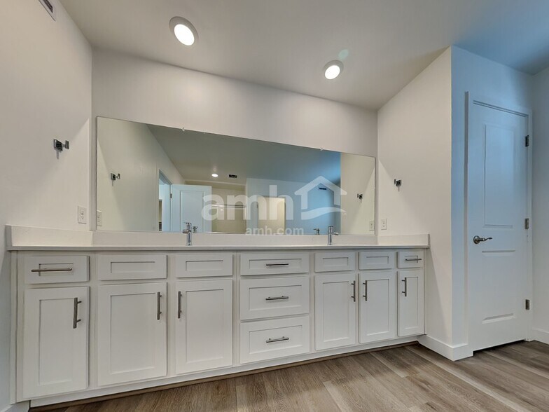 Building Photo - 6144 W Calle Lingo