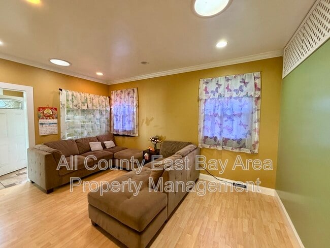 Building Photo - 224 Cordova St