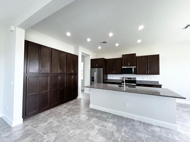 Building Photo - 15192 Wildwood Cir