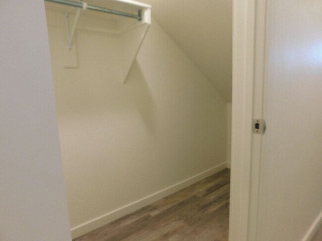 Building Photo - Newer Construction close to Community Hospital