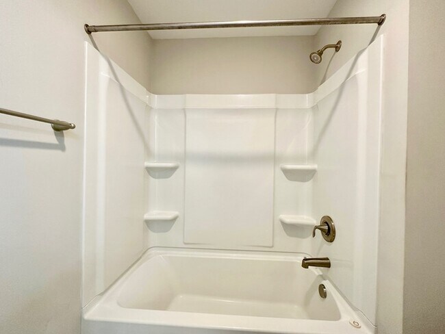 Building Photo - Beautiful 4 bedroom, 3 bath townhome end u...
