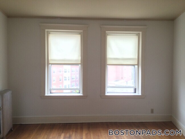 Building Photo - 137 Park Dr