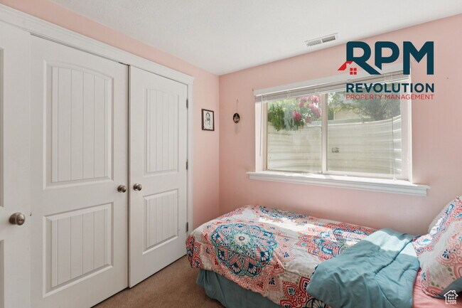Building Photo - "Spacious 6-Bed Gem with Granite Touches &...