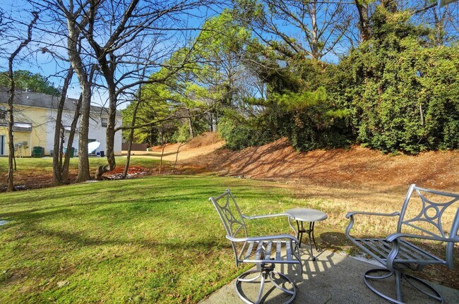 Building Photo - 2 Bedroom End Unit Townhome in University Heights!