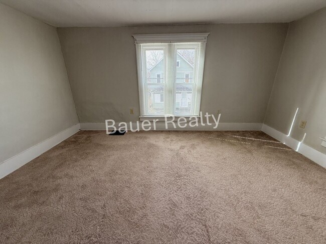 Building Photo - 3 Bedroom single family home