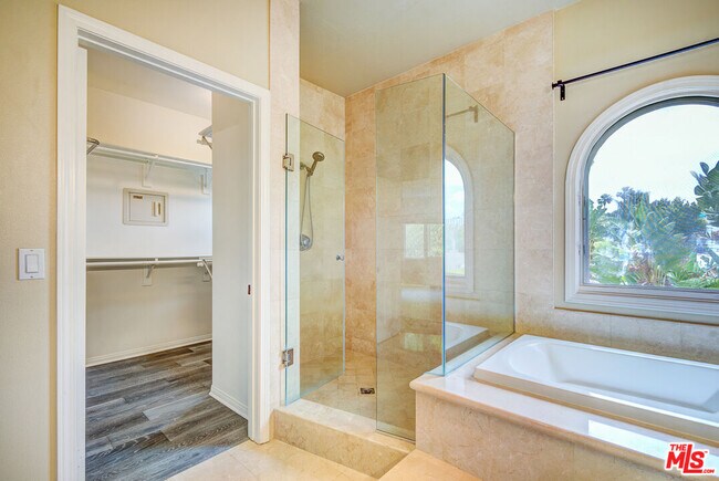 Building Photo - 858 N W Knoll Dr