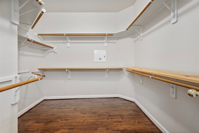 Building Photo - 407 Livingstone Ln