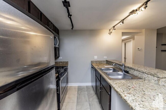 Building Photo - 1 bedroom in Chicago IL 60614