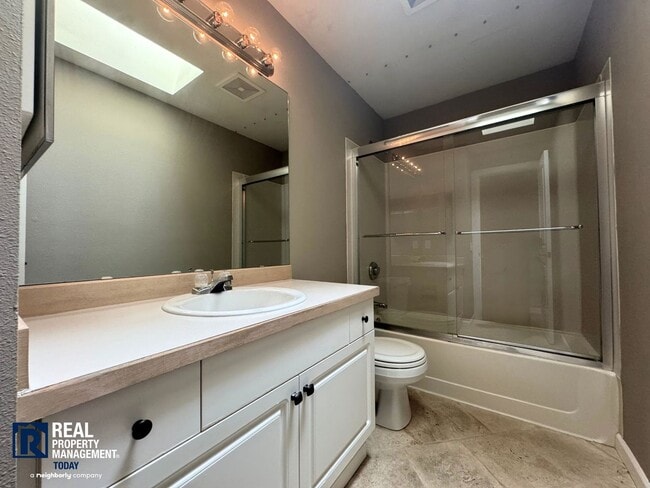 Building Photo - 3 Bedroom, 2 Bath Puyallup Home with 3-Car Garage & Spacious Fenced Yard!!