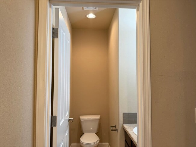 Building Photo - Beautiful 2 bed, 2.5 bath townhome located...