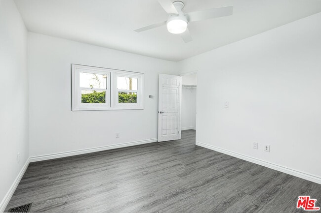 Building Photo - 8718 Rosewood Ave