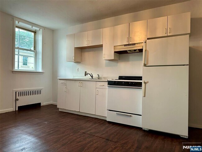 Building Photo - 530 Valley Brook Ave