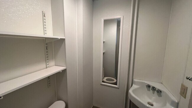 Building Photo - Large 4 Bedroom Apartment All Utilities In...