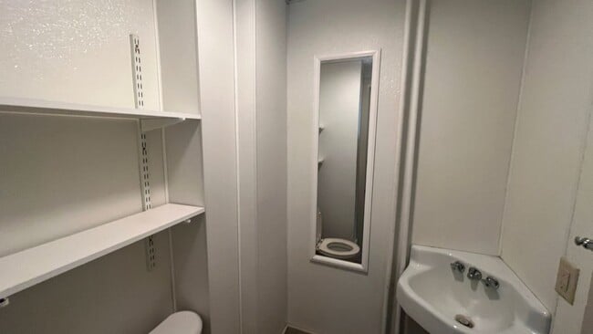Building Photo - UNH Student Rental Available for the 2026-...