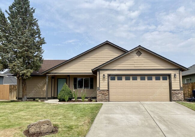 Primary Photo - Single-Level home in NE Redmond with fence...